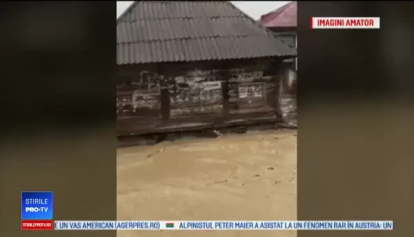 Un om a murit luat de ape, iar zeci de case au fost distruse, în urma inundaţiilor