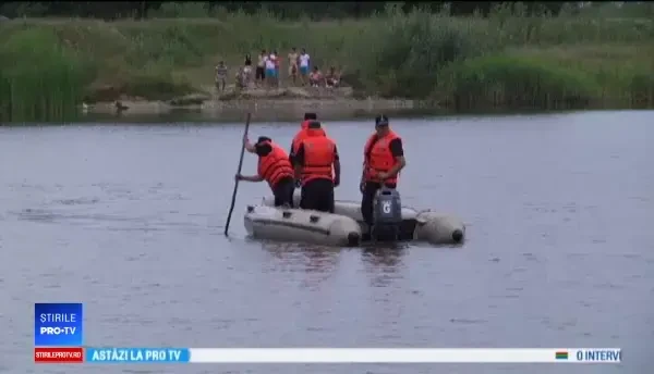 Un dâmboviţean este căutat de pompieri, după ce a intrat în râul Argeş să înoate