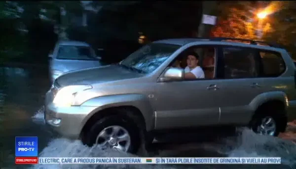 Blocuri din Capitală, inundate în urma ploilor de duminică: „Plutea frigiderul”