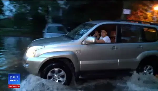 Blocuri din Capitală, inundate în urma ploilor de duminică