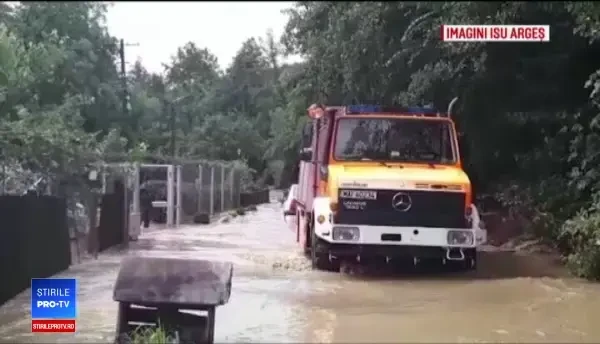 Blocați în case de apa de un metru ce a inundat strada: Primarul să facă diguri, nu ziua comunei