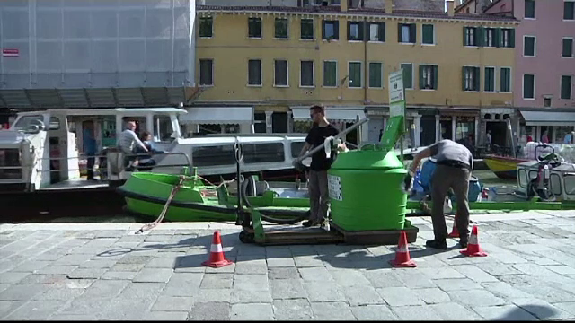 Vaporașele de pe canalele venețiene funcționează cu uleiul folosit pentru prăjirea fructelor de mare