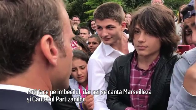 "Poţi face pe imbecilul, dar azi se cântă Marseilleza". Cum a reuşit un elev să îl enerveze pe Macron