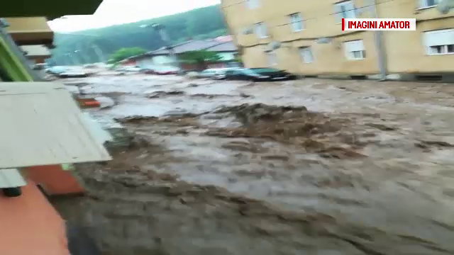 Rupere de nori în Caraș-Severin. Străzile din Reşita, transformate în râuri