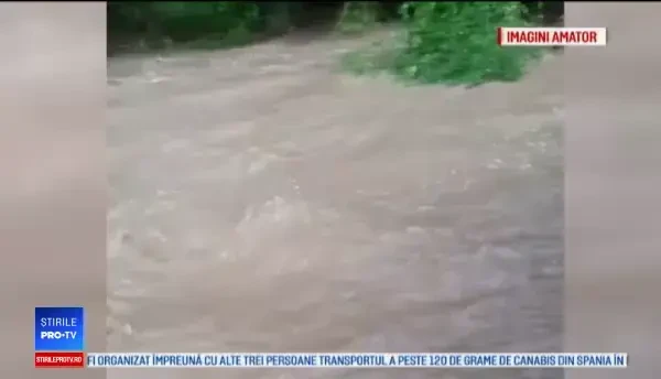 Blocați în case de apa de un metru ce a inundat strada