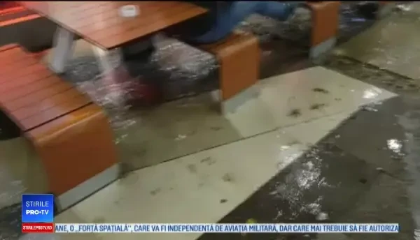 Apă până la genunchi în stațiile de metrou din Sofia, ca urmare a ploilor torențiale