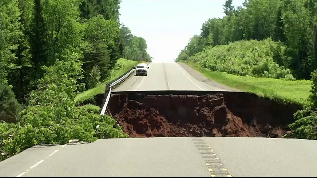 Inundații în mai multe zone din SUA. Un șofer a murit, după ce mașina sa a fost luată de apă