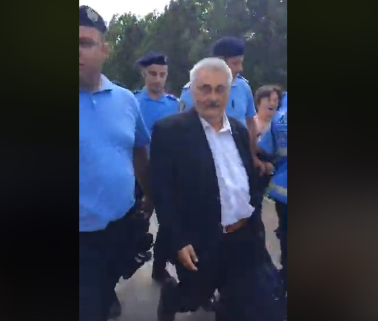 Bacalbașa, huiduit de protestatari. Jandarmii l-au escortat până la metrou. VIDEO