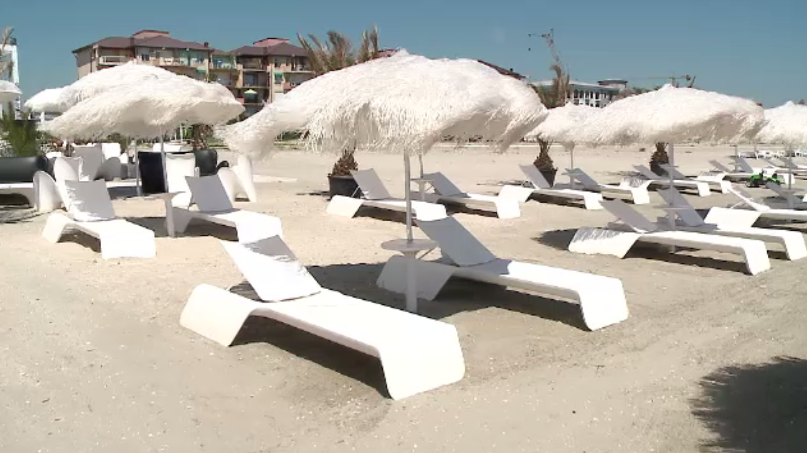 Metodele ingenioase prin care administratorii plajelor de pe litoral își ademenesc clienții