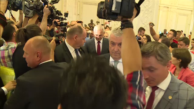 Filmul protestului din Parlament. PSD-iștii și-au apărat șeful cu lovituri și îmbrânceli
