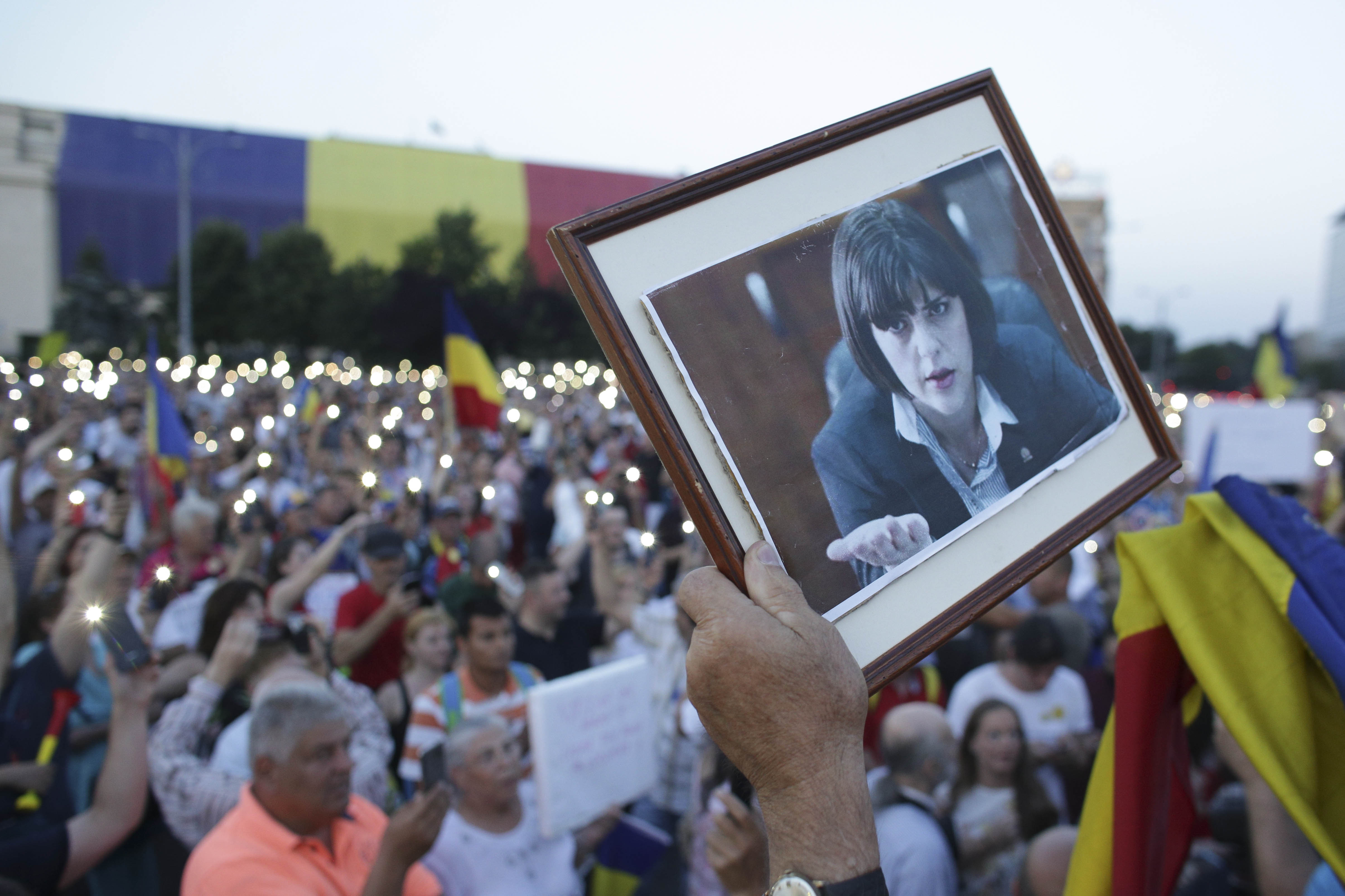 Mii de oameni protestează în București față de modificările aduse Codului de Procedură Penală
