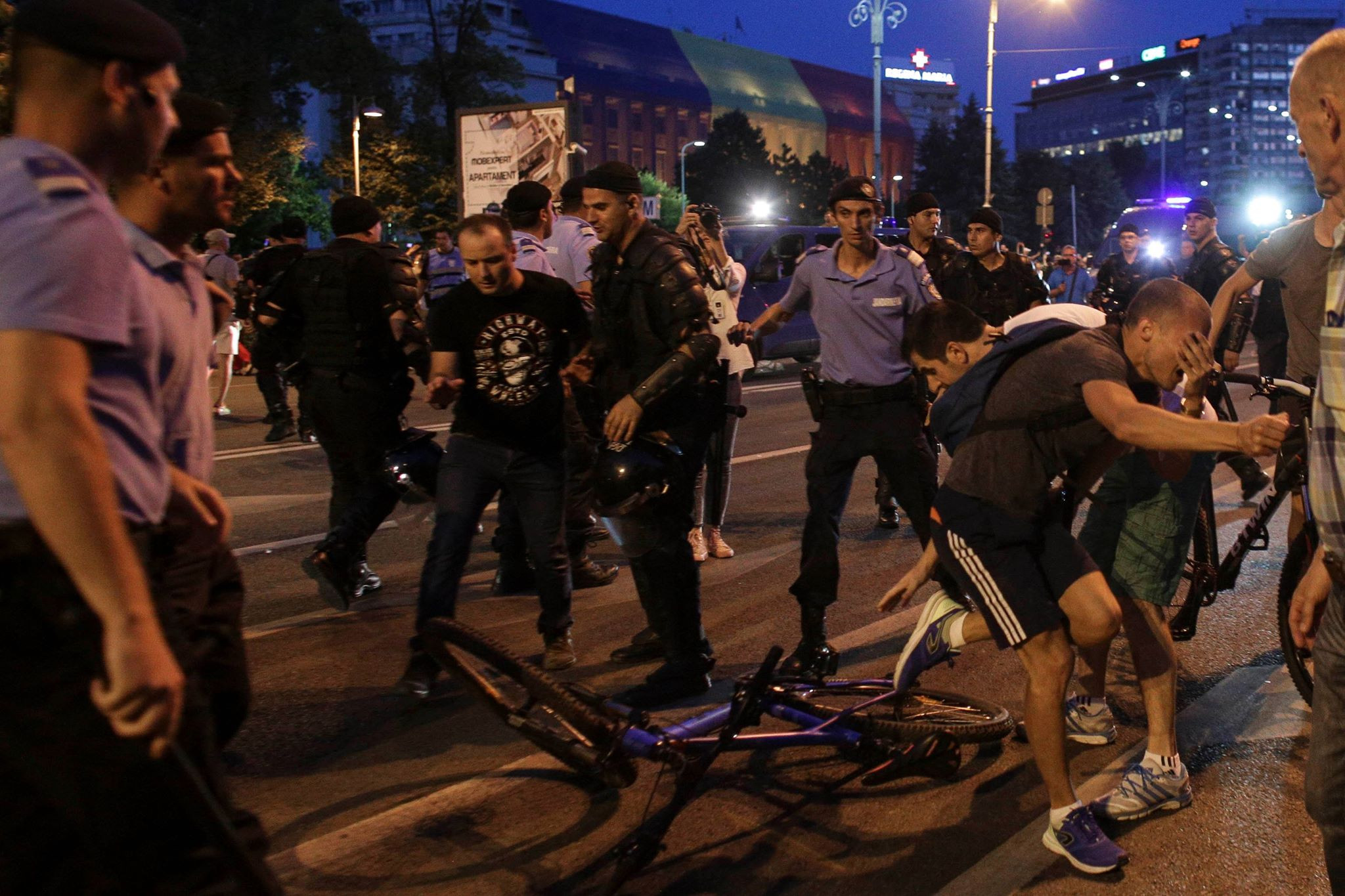 Tensiuni între manifestanți și jandarmi la Guvern, după ce o mașină de intervenție a atins persoane