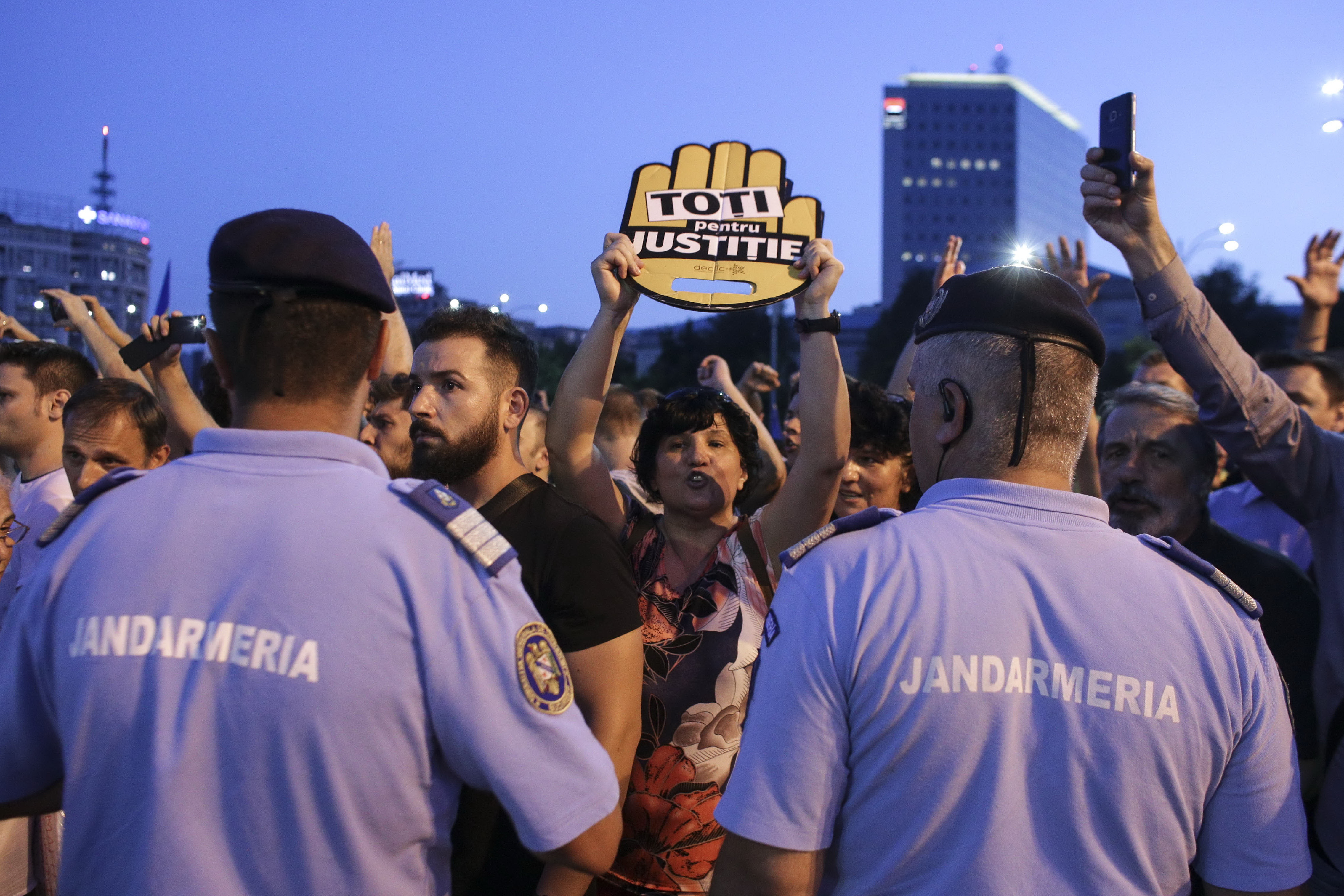 Câți oameni au fost duși la Jandarmerie în urma protestului din Piața Victoriei