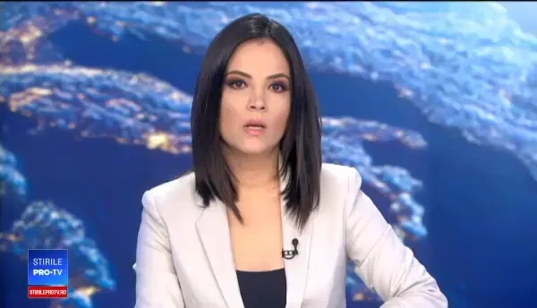 Donald Trump a îmbrăţişat steagul aflat pe o scenă. Glumele apărute pe internet