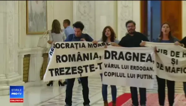 Protest în Parlament. Liderii PSD, huiduiţi iar biroul lui Liviu Dragnea a fost asaltat