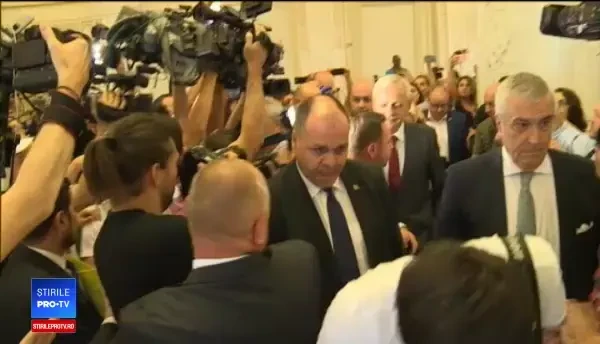Filmul protestului din Parlament. PSD-iștii și-au apărat șeful cu lovituri și îmbrânceli