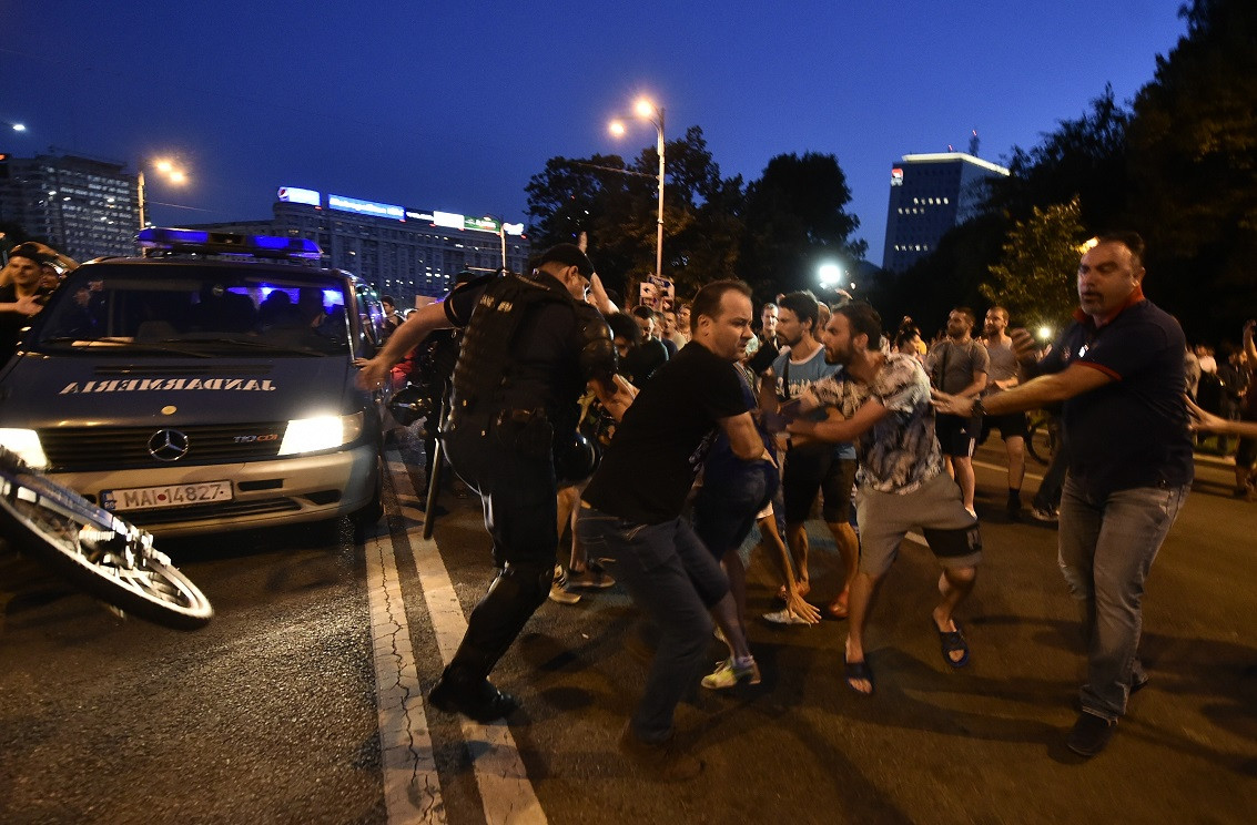 Proteste în Piaţa Victoriei, cu cătușe și spray lacrimogen. Filmul evenimentelor din 20 iunie