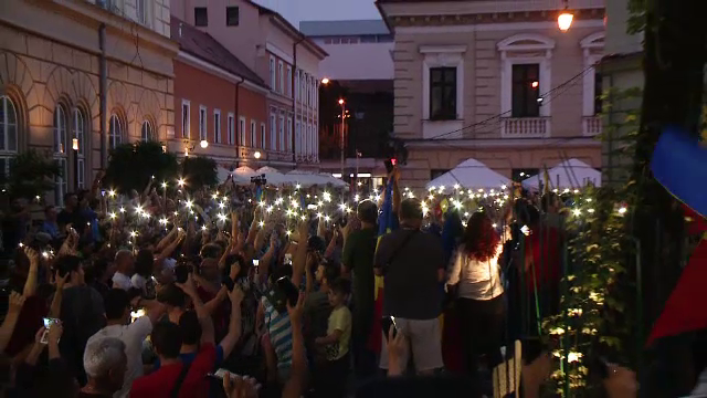 Mii de oameni au ieșit pe străzi, în marile orașe: "Democraţia nu e de vanzare"