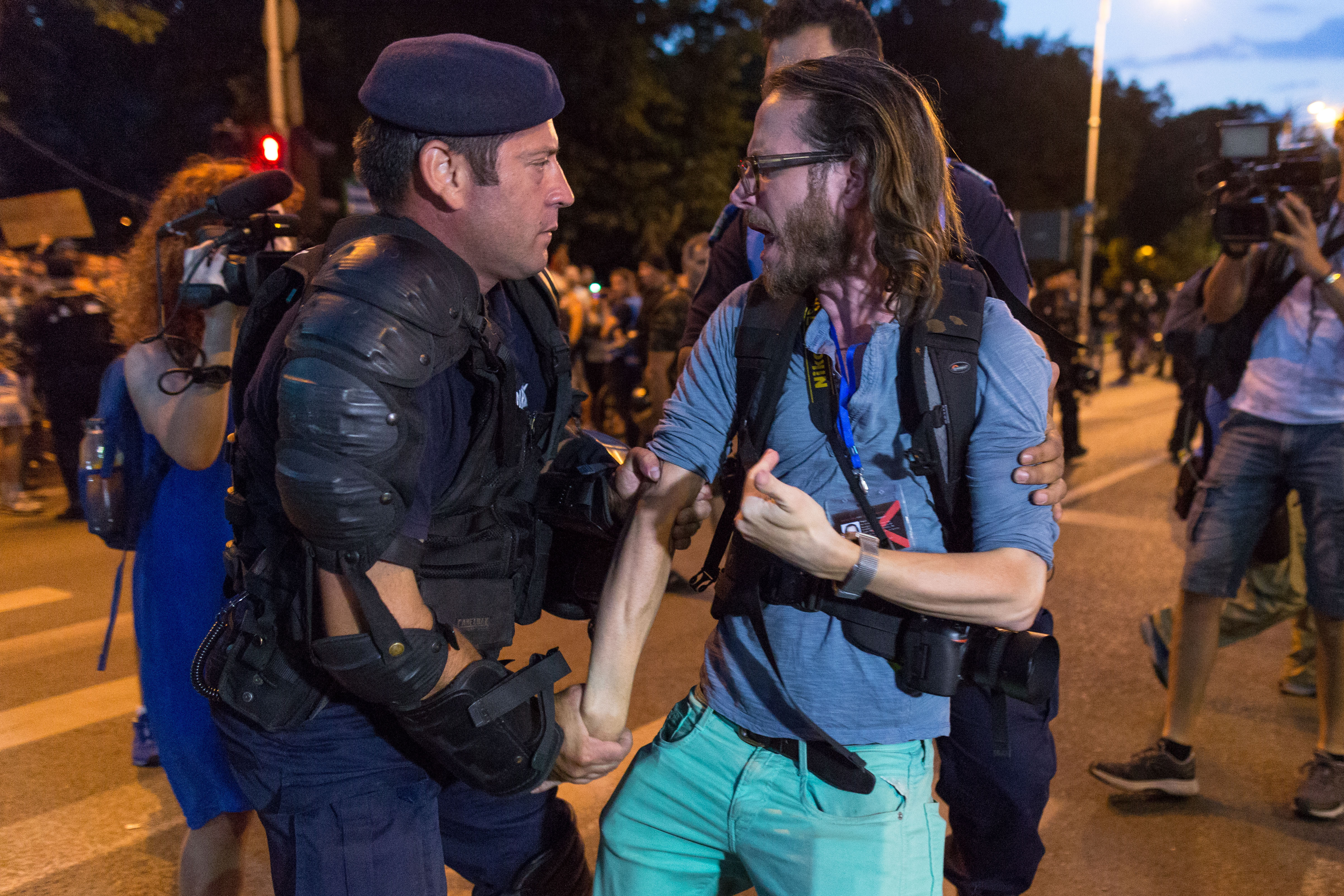 Jurnalistul german luat de jandarmi, autorul documentarului despre Dragnea în Teleorman. "Românii luptă iar pentru libertate"