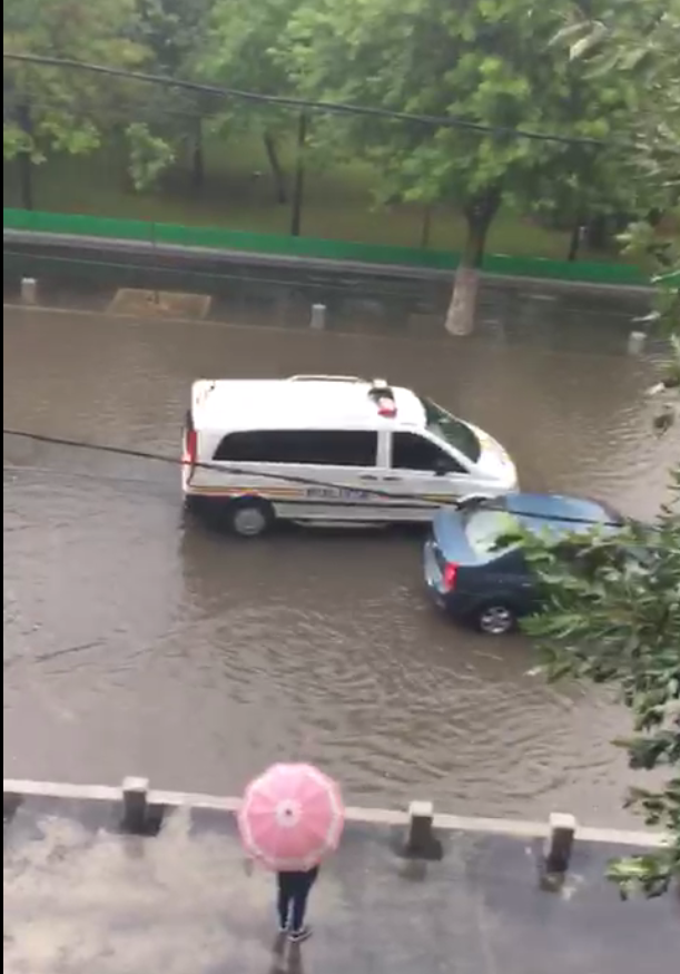 Ploaie torențială în Capitală. Mai multe străzi au fost inundate. VIDEO