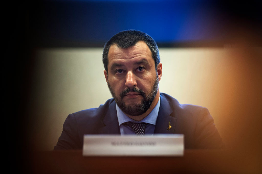 Ministrul italian de Interne: „Țigancă mizerabilă, fii cuminte că ajung buldozerele”