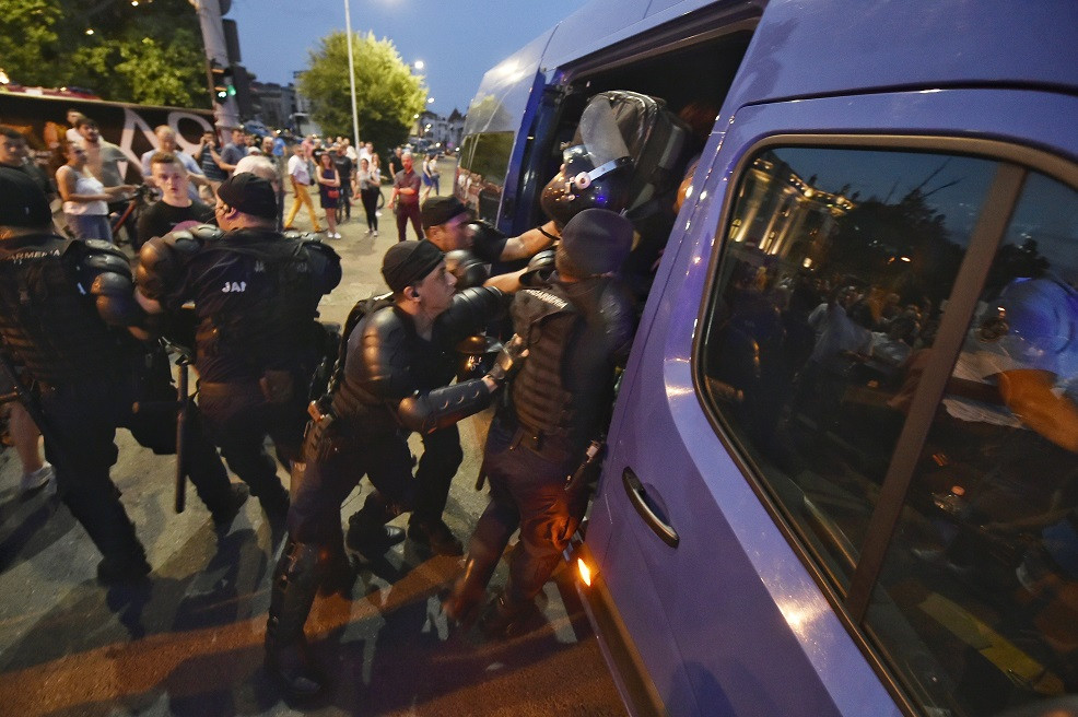 PNL cere demisia celor care au autorizat folosirea violenţei împotriva protestatarilor