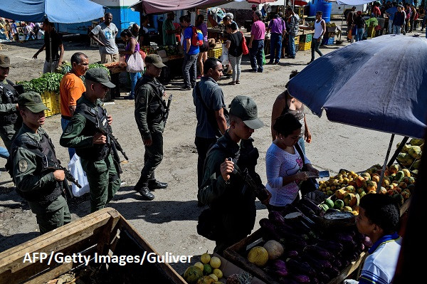 Militari înarmați se “războiesc” cu prețurile în piețe. Țara cu inflație de 13.800% în 2018