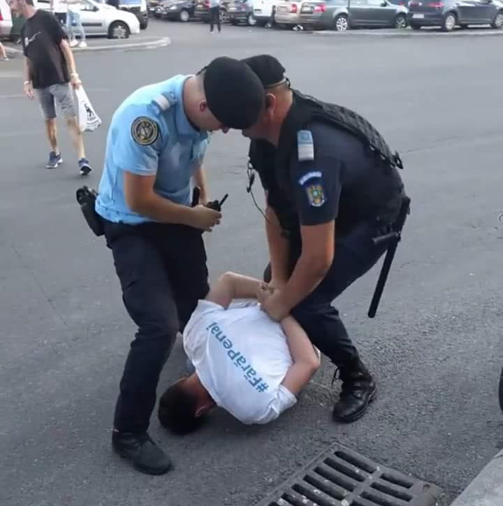 Deputatul USR Cristian Ghinea: ”Priviți poza asta. L-au umilit jandarmii, pentru că pot”