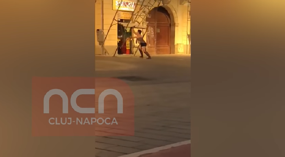 Cinci cetățeni britanici au distrus o schelă din Cluj-Napoca. Imaginile surprinse de martori