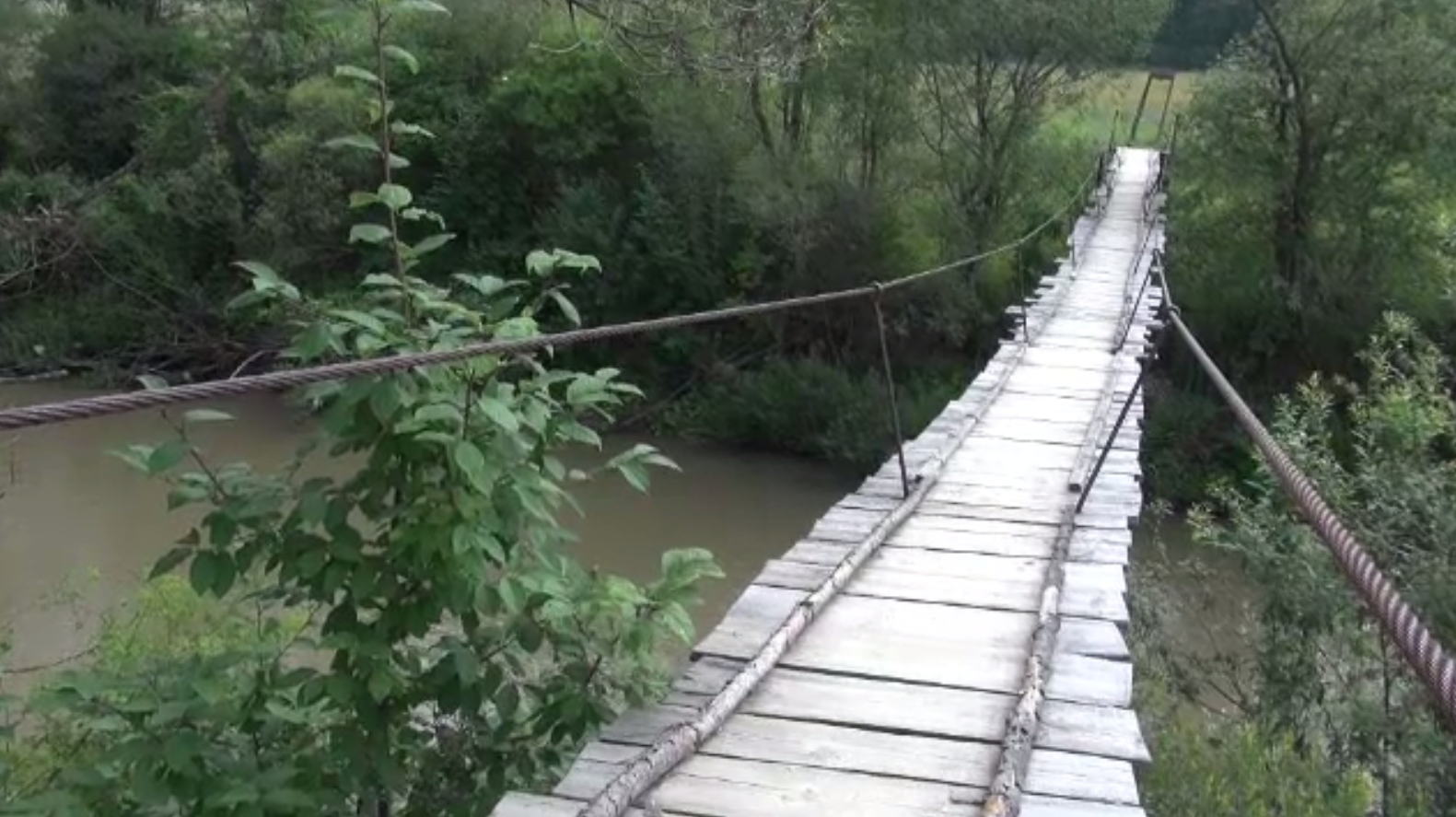 Bărbat mort în Brașov, după ce a căzut de pe o punte. Localnicii spun că este un adevărat pericol