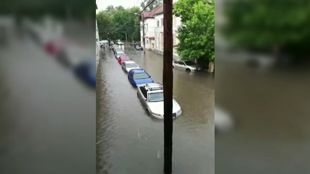 O furtună de 20 de minute a făcut prăpăd în Cluj. Străzi inundate, copaci doborâți, mașini avariate