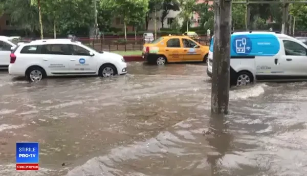 Cod galben de furtună în Bucureşti, joi dimineaţa. Lista străzilor afectate