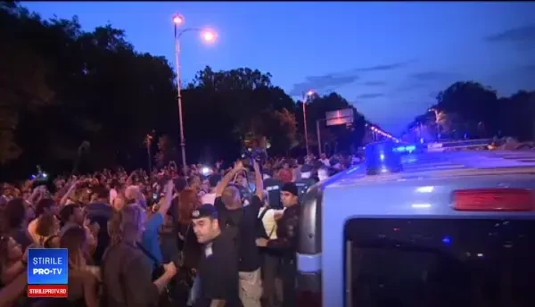 Mii de oameni au ieșit pe străzi, în marile orașe