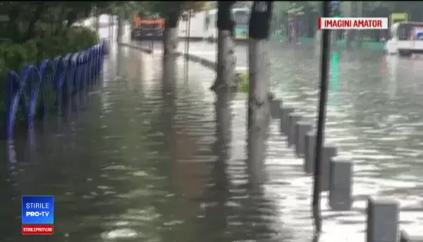 Ploaie torențială în Capitală. Mai multe străzi au fost inundate. VIDEO