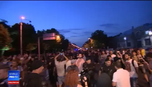Proteste în Piaţa Victoriei, cu cătușe și spray lacrimogen. Filmul evenimentelor din 20 iunie