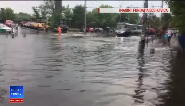 Ploaie torențială în Capitală. Mai multe străzi au fost inundate. VIDEO