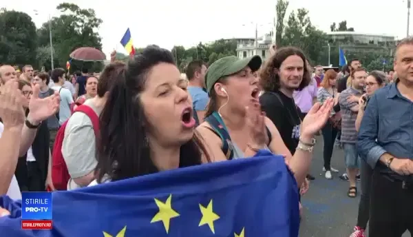Protestatarii adunați în Piața Victoriei din capitală scandează numele filosofului Mihai Șora.