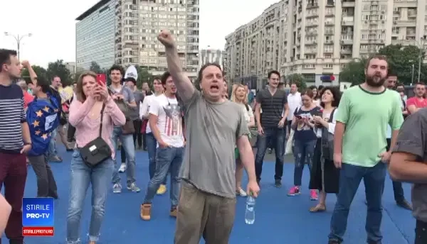 Peste 2000 de oameni adunați la protest cer demisia lui Liviu Dragnea