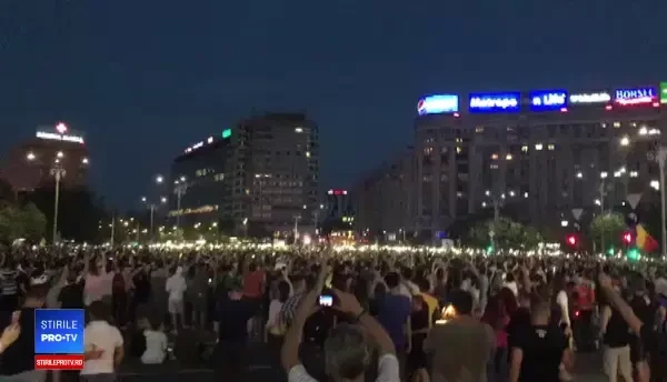 Momentul în care protestatarii din Piața Victoriei îi cântă lui Dragnea mulți ani primească. VIDEO