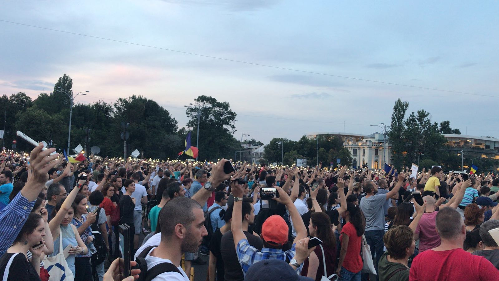 Urarea protestatarilor din Piața Victoriei pentru Dragnea, după aflarea hotărârii ÎCCJ