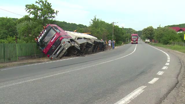 Camion plin cu pietriș, răsturnat pe DN72. Șoferul susține că terasamentul ar fi luat-o la vale