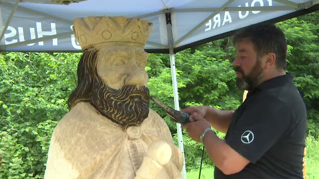 Într-o comună din Vâlcea, personajele din basme sunt sculptate cu ajutorul drujbei