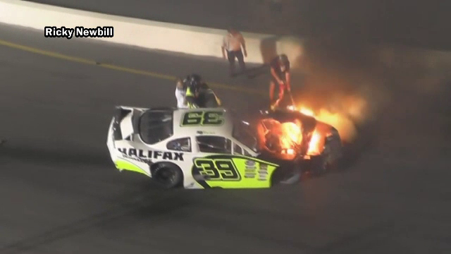 Mașina unui pilot de curse a luat foc, pe circuit. Tatăl său i-a sărit în ajutor