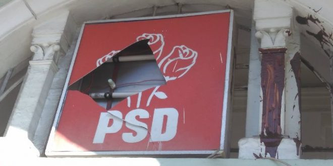 Sediul PSD Mureş, atacat cu "gem de culoare maro". Reacţia social-democraţilor