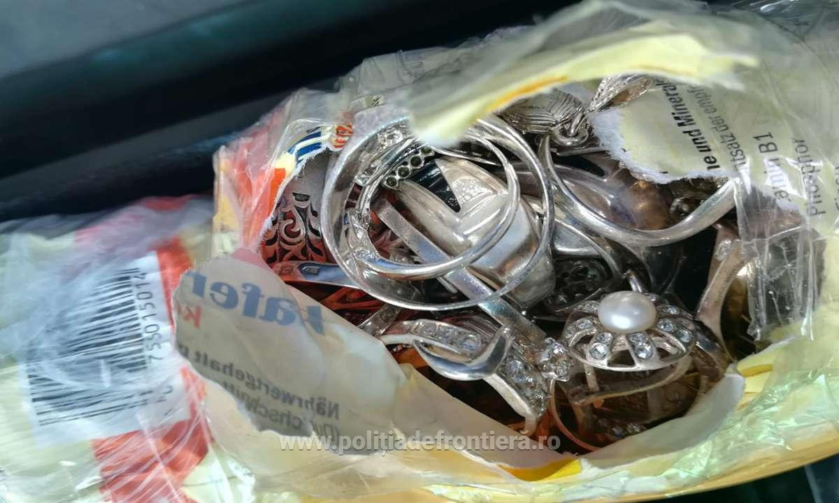 Bijuterii de argint, confiscate de polițiștii de frontieră, în Iași. Unde erau ascunse
