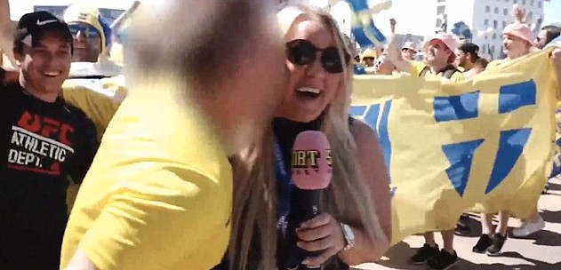 Jurnalistă sărutată în timpul transmisiunii în direct de un fan înfocat. VIDEO