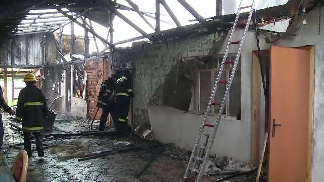 Cămin de bătrâni din Arad cuprins de flăcări. În clădire se aflau nouă persoane