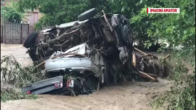 Vijelii și averse în jumătate de țară. Mașinile au fost luate pe sus de ape