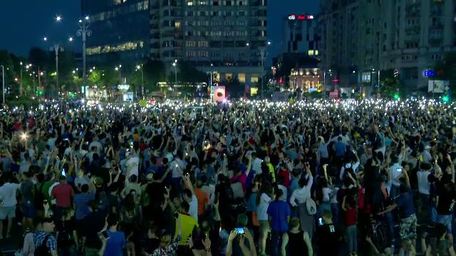 Mii de oameni au aplaudat pe străzi condamnarea lui Dragnea: ”Avem o bucurie după atâtea zile de proteste”