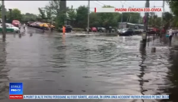 Bulevarde din Capitală, inundate după doar câteva minute de ploaie. Soluţia Primăriei: un număr de urgenţă